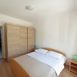 Sunsetgardenbeach Apartment Grebastica
